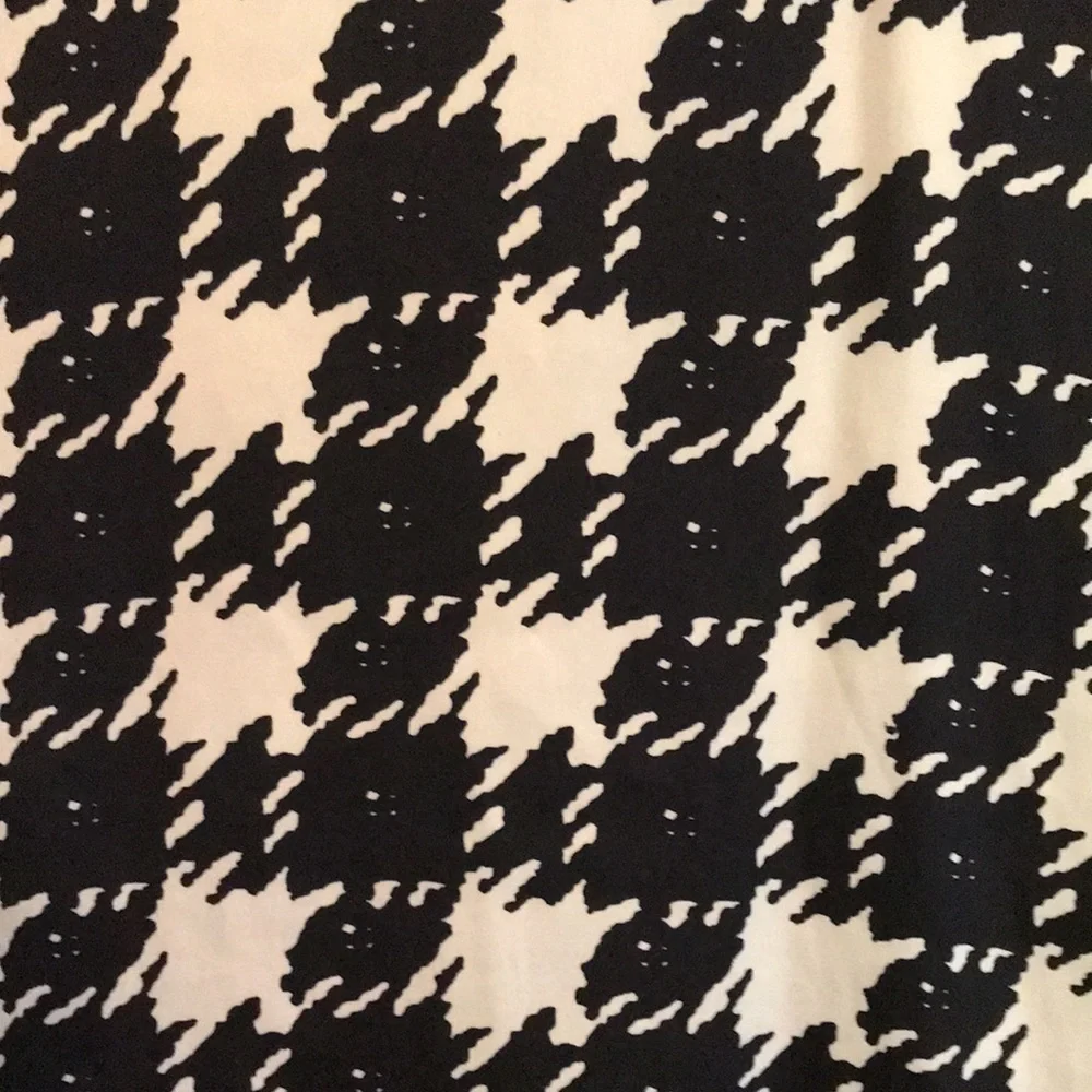 The Limited Women’s Sleeveless Top Houndstooth Black/White print Sz L Slinky